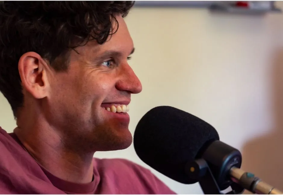 Maarten Meussen achter een podcast microfoon