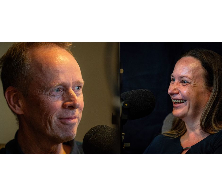 Karin en Herman tijdens de opnames van de podcast
